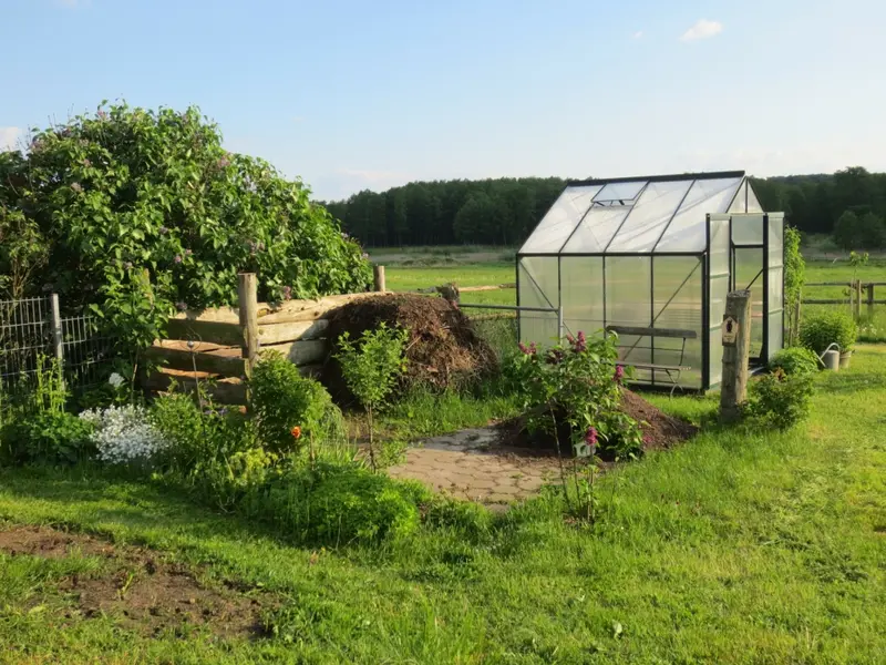 freistehendes Gewächshaus im Garten