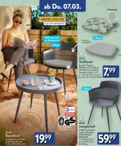 Zwei BELAVI Loungesessel in grau, mit massiver Sitzfläche und Stahlbeinen, neben einem Beistelltisch auf einer Terrasse, verfügbar bei ALDI Nord ab 7. März 2024.
