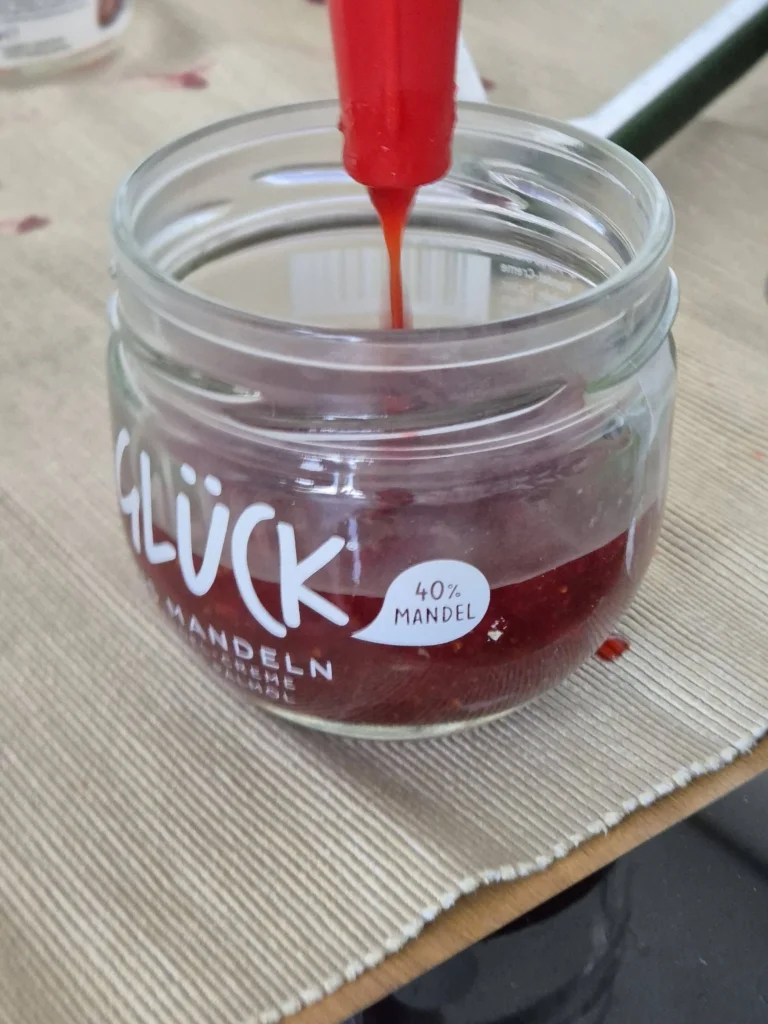 Erdbeermarmelade ins Glas füllen und einwecken