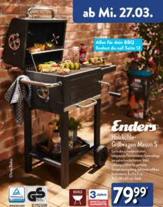 Holzkohle-Grillwagen Mason S von Enders mit geöffneter Garhaube und belegtem Grillrost, Seitentischen und Ablagen auf einer Terrasse.