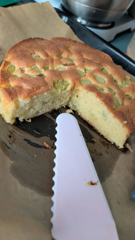 Fertiger, angeschnittener Rhabarberkuchen
